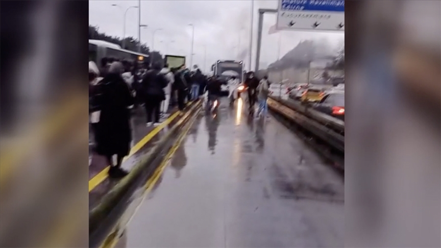 Bahçelievler'de seyir halindeki metrobüste yangın