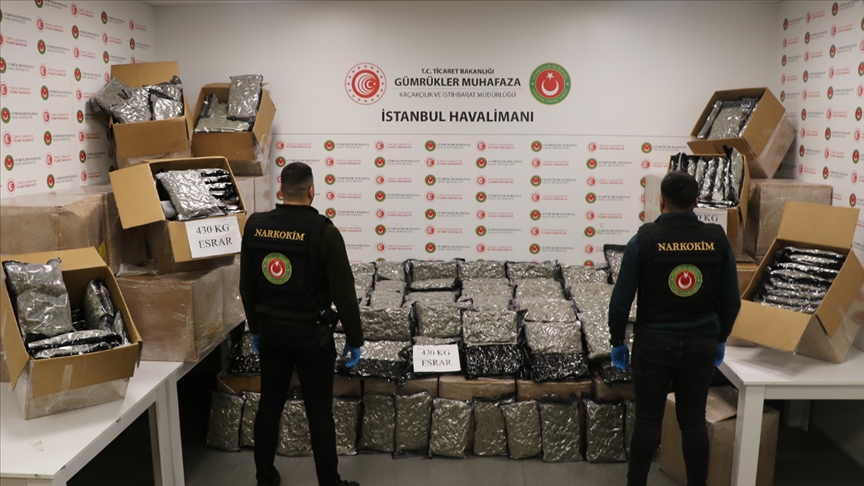 İstanbul Havalimanı ve Kapıkule'de uyuşturucu, Hamzabeyli'de kaçak çay ele geçirildi!