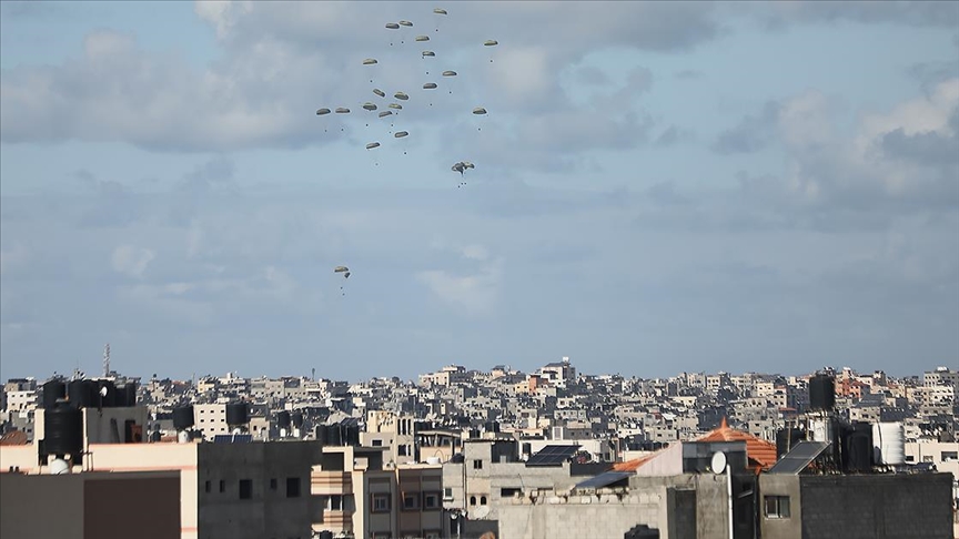 Gazze’ye havadan indirilen yardım kutuları sivillerin üzerine düştü: 5 ölü