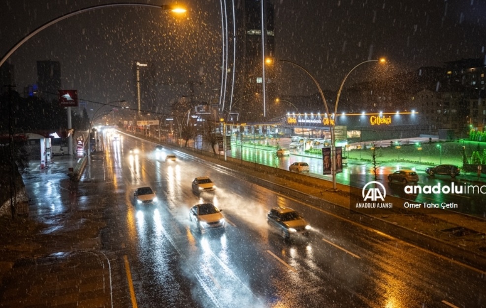 Ankara'da kar ve karla karışık yağmur etkili oluyor