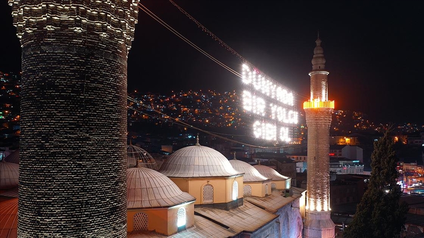 Bursa'daki tarihi Ulu Cami'ye "Dünyada bir yolcu gibi ol" yazılı mahya asıldı