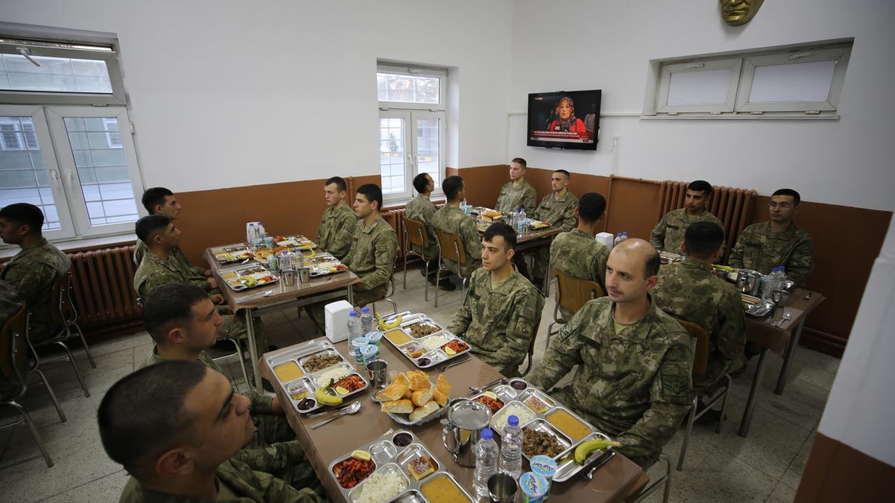 Sınırda görevli Mehmetçik ilk iftarını yaptı