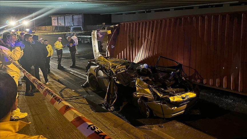 Bakırköy'de üzerine tır devrilen otomobildeki 4 kişi yaşamını yitirdi