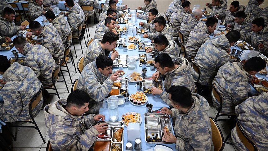 İstanbul'da vatani görevdeki Mehmetçik sahur yaptı