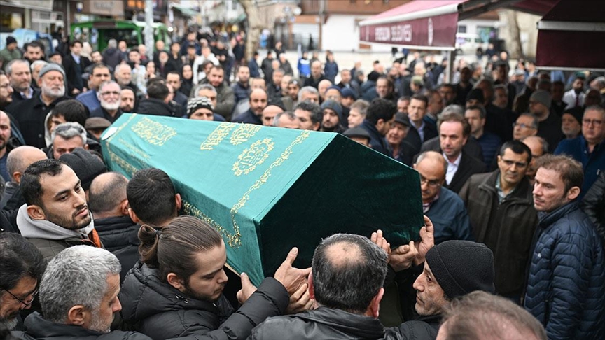 Bakırköy'de tırın altında kalarak hayatını kaybeden 4 kişi son yolculuğuna uğurlandı