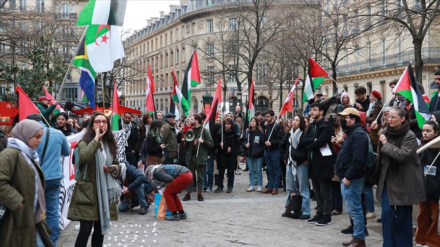 Paris'te öğrenciler Filistin halkıyla dayanışma gösterisi düzenledi