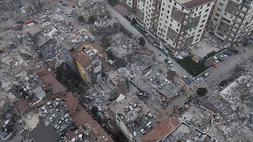 Depremde 48 kişinin öldüğü binanın müteahhidi, yıkımı "geçmişteki kazaya" bağladı