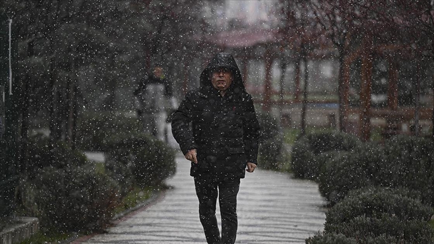 Ankara'da kar yağışı etkili oluyor