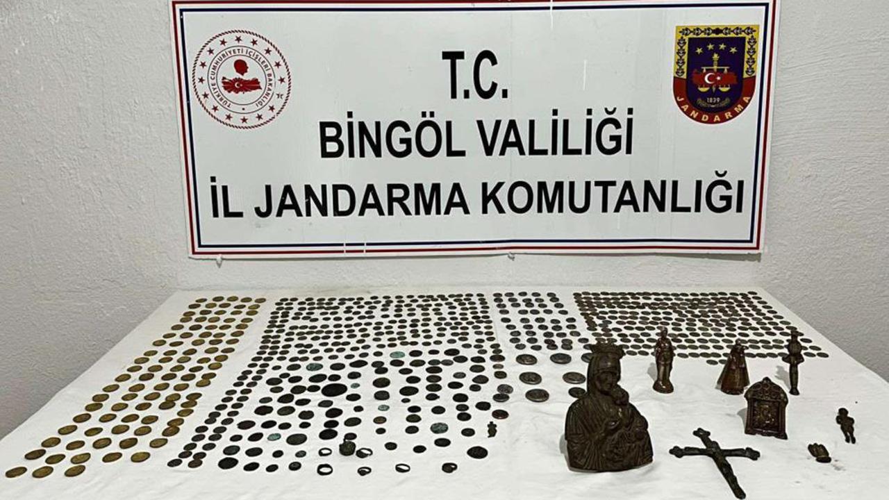 Bingöl’de şüpheli araçtan 734 adet tarihi eser çıktı!