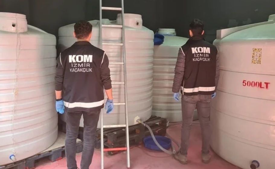 İzmir merkezli operasyonda 15 bin litre etil alkol ele geçirildi!