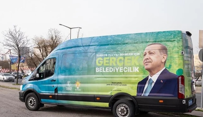 Yerel seçim kampanyalarında park halindeki araçlar billboard gibi kullanıldı