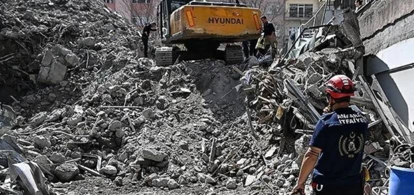 Ankara'da moloz kaldırma çalışmaları sırasında çöken istinat duvarının altında kalan işçi öldü