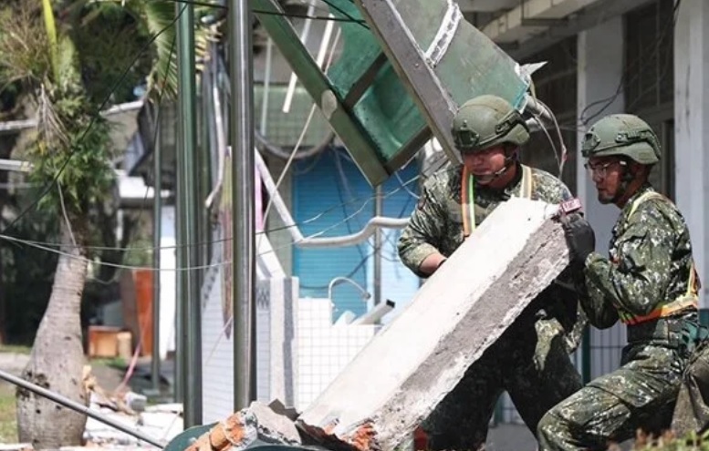 Tayvan'daki 7,4'lük depremin ardından arama ve kurtarma çalışmaları sürüyor