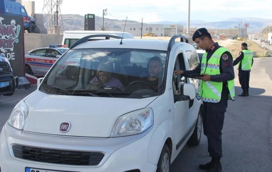 Bakan Yerlikaya, Ramazan Bayramı nedeniyle yola çıkacaklara uyarılarda bulundu