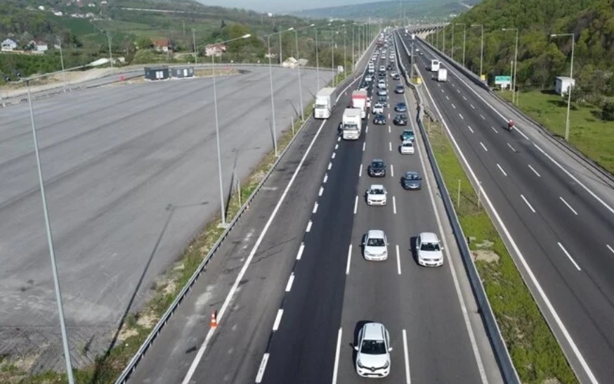 Anadolu Otoyolu'nda bayram tatili nedeniyle trafikte akıcı yoğunluk yaşanıyor