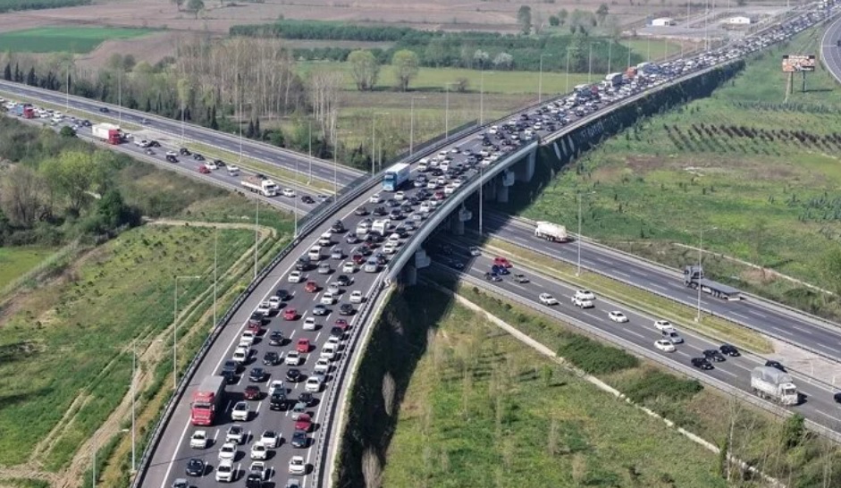 Havalimanları, otogarlar ve otoyollarda Ramazan Bayramı tatili yoğunluğu yaşanıyor