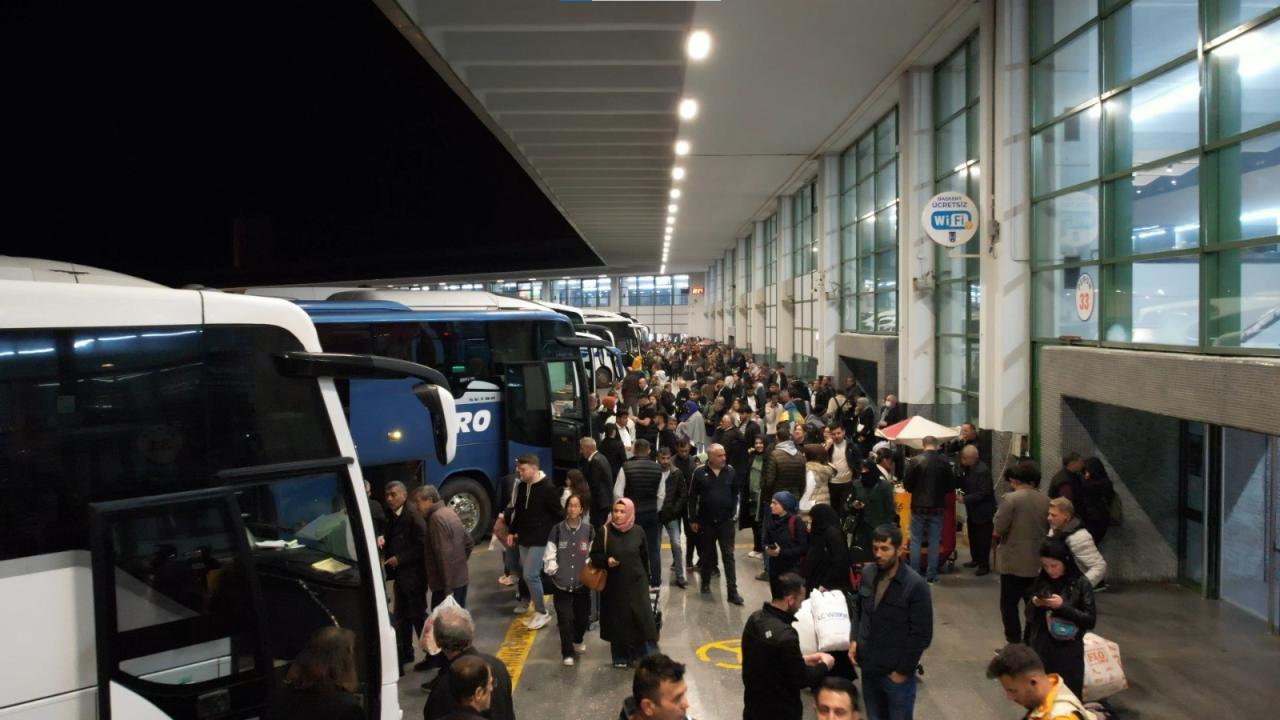 Ankara terminalinde bayram yoğunluğu geç saatlerde de sürüyor