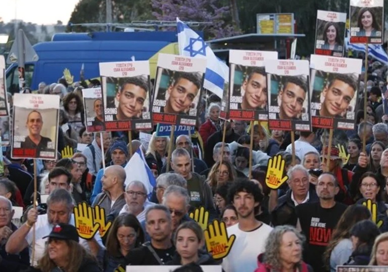 İsrail'de on binlerce kişi, esir takası ve ateşkes talebiyle Meclis önünde gösteri düzenledi