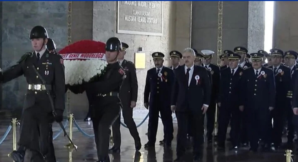 Emniyet Genel Müdürü Ayyıldız başkanlığındaki heyetten Anıtkabir'e ziyaret