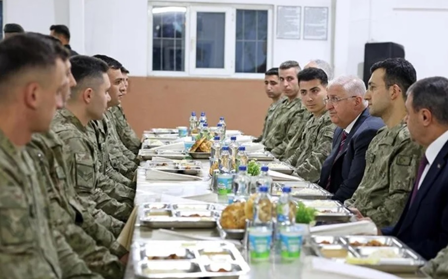 Bakan Güler, ramazanın son iftarını Şanlıurfa'da Mehmetçikle yaptı