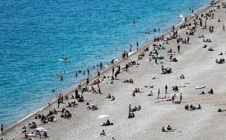 Antalya sahillerinde bayram tatili yoğunluğu yaşanıyor