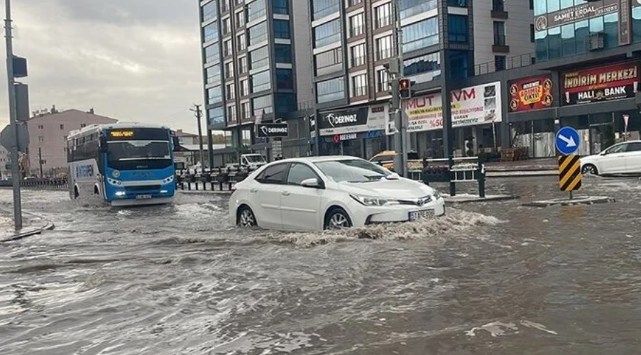 Niğde'de sağanak ve dolu hayatı olumsuz etkiledi