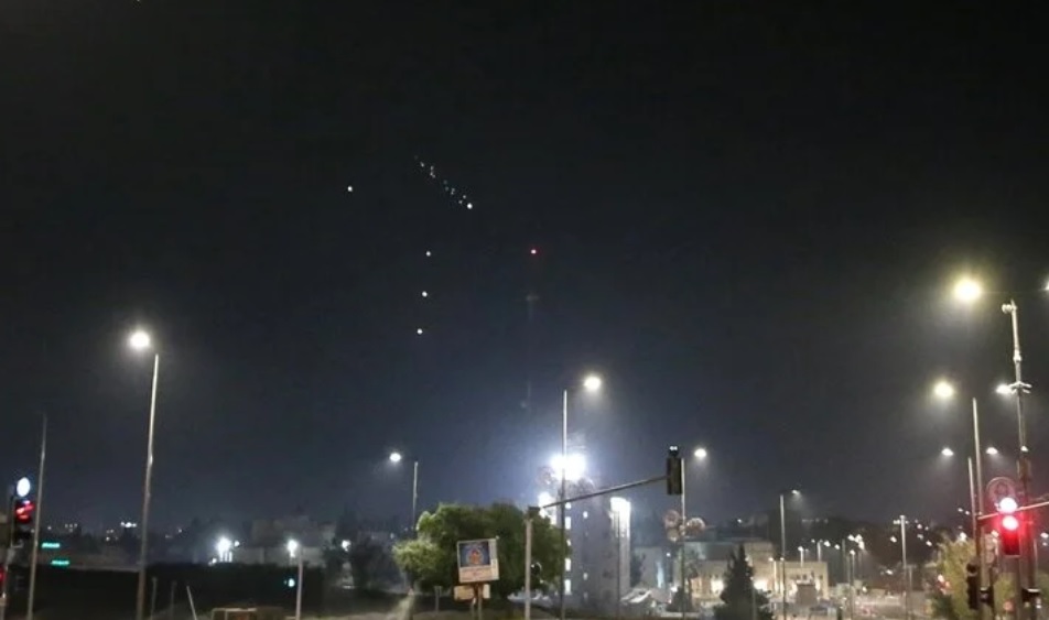 İran'dan İsrail'e hava saldırıları başladı
