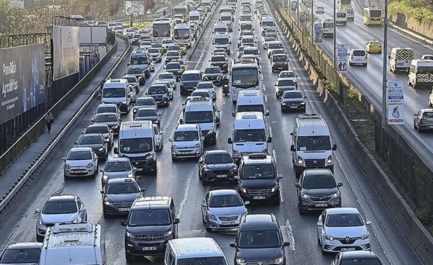 İstanbul bayram tatilinin ardından haftanın ilk gününe trafik yoğunluğuyla başladı