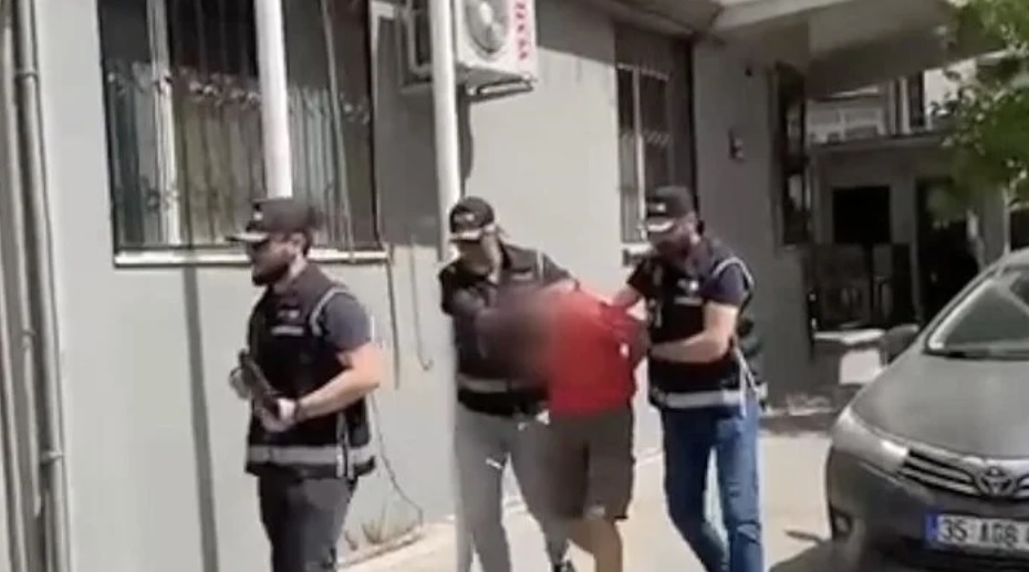 Mavi bültenle aranan şüpheli İzmir'de yakalandı