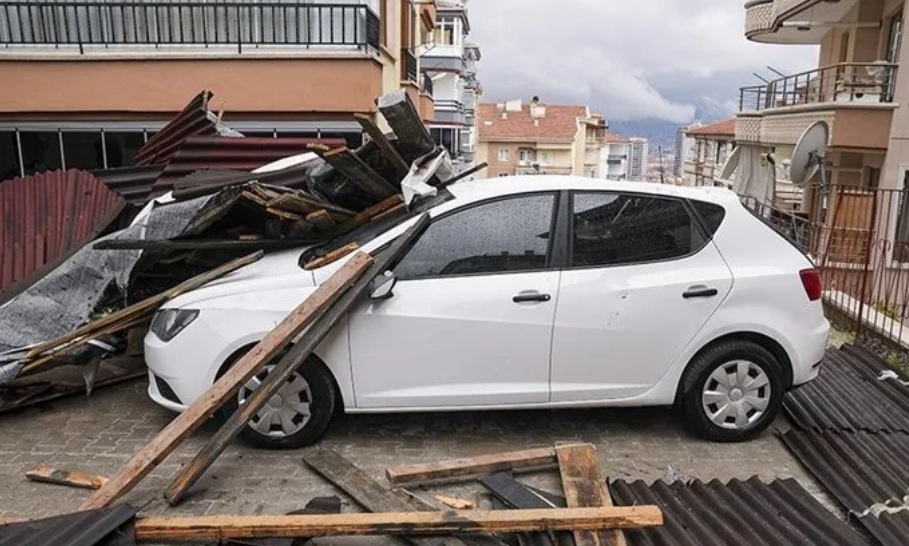 Ankara'da fırtınadan çatılar uçtu, ağaçlar devrildi