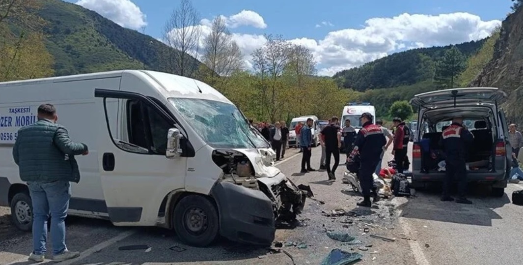 Bolu'da iki panelvan çarpıştı, 3'ü ağır 15 kişi yaralandı