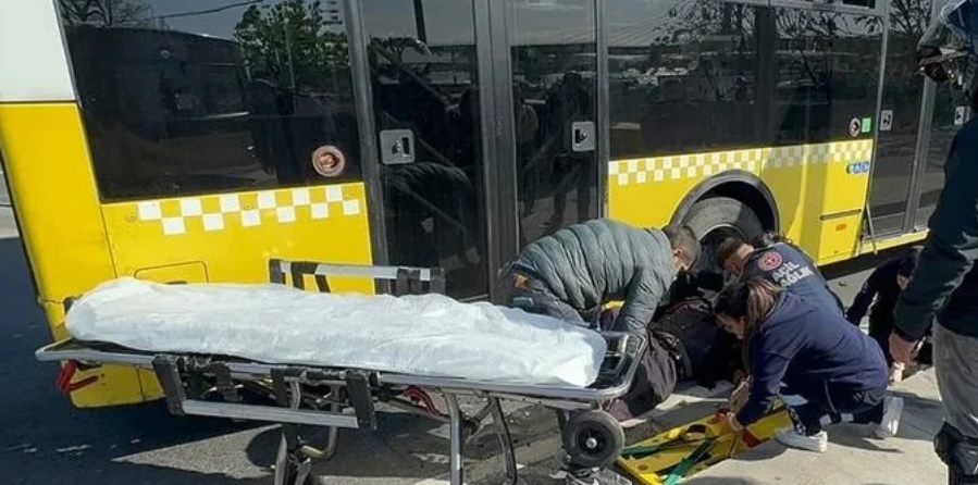 Fatih'te İETT otobüsü ile çarpışan motosikletin sürücüsü yaralandı