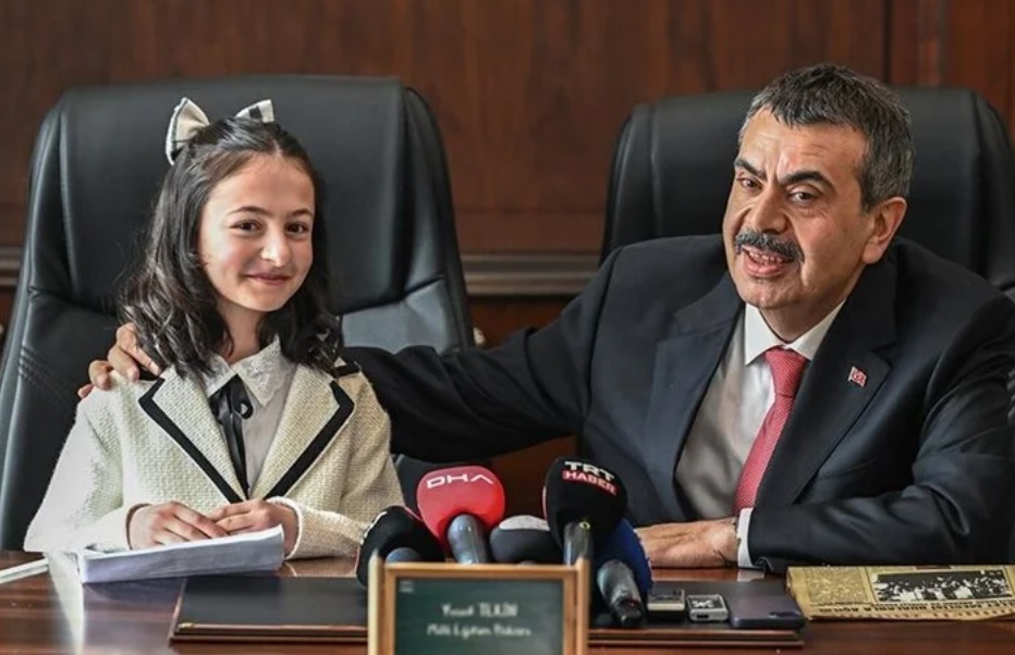 Milli Eğitim Bakanı Tekin, koltuğunu 11 yaşındaki Irmak'a devretti