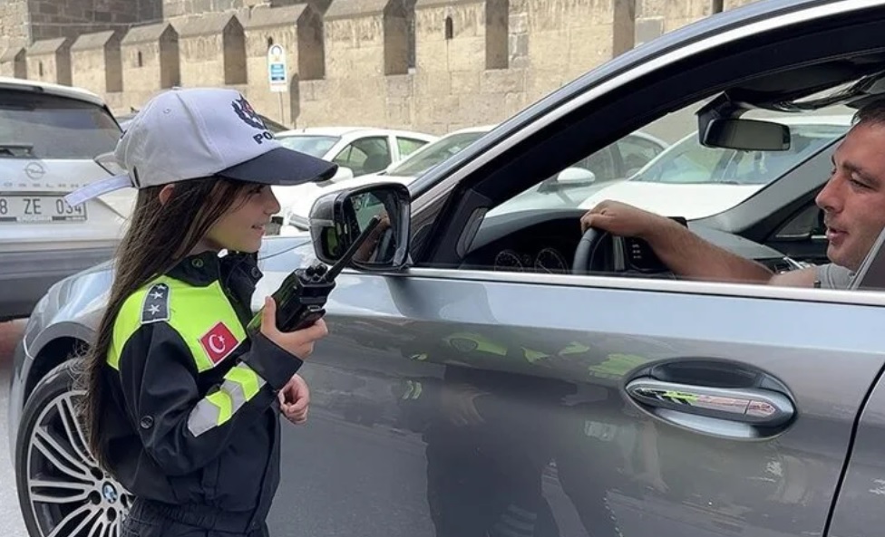 Kayseri'de çocuklar temsili polis olup trafikte denetim yaptı