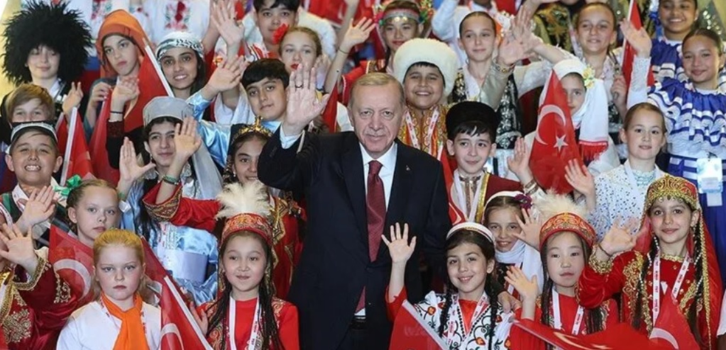 Cumhurbaşkanı Erdoğan, Türk dünyası çocukları ve TRT Çocuk Şenliği konuk çocuklarıyla bir araya geldi