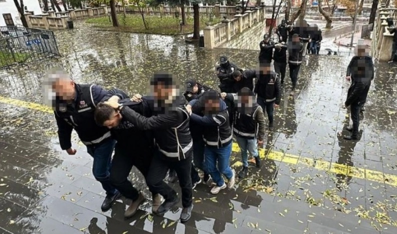 Park halindeki çalıntı araçtan yola çıkan polis "Daltonlar" suç örgütünün hücre evlerine ulaştı