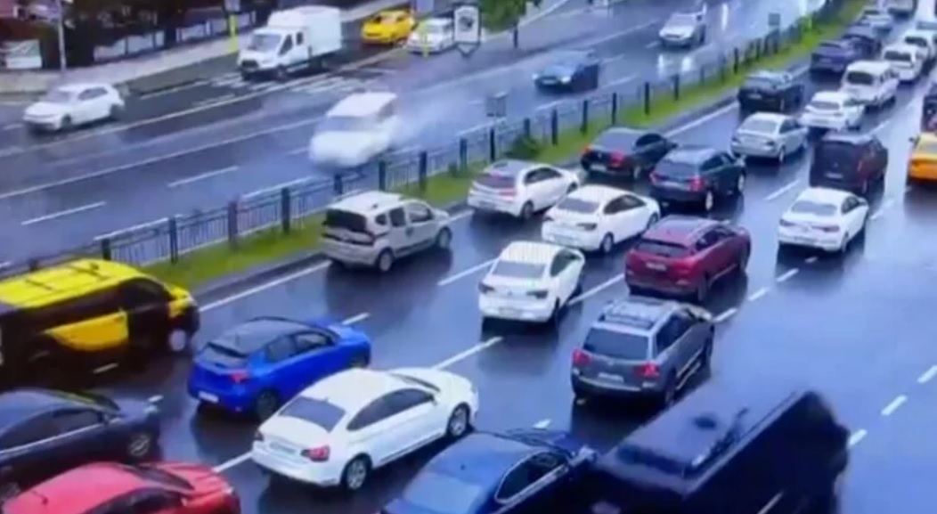 Beşiktaş'taki zincirleme kazaya neden olan aracın kontrolden çıktığı anlar kamerada