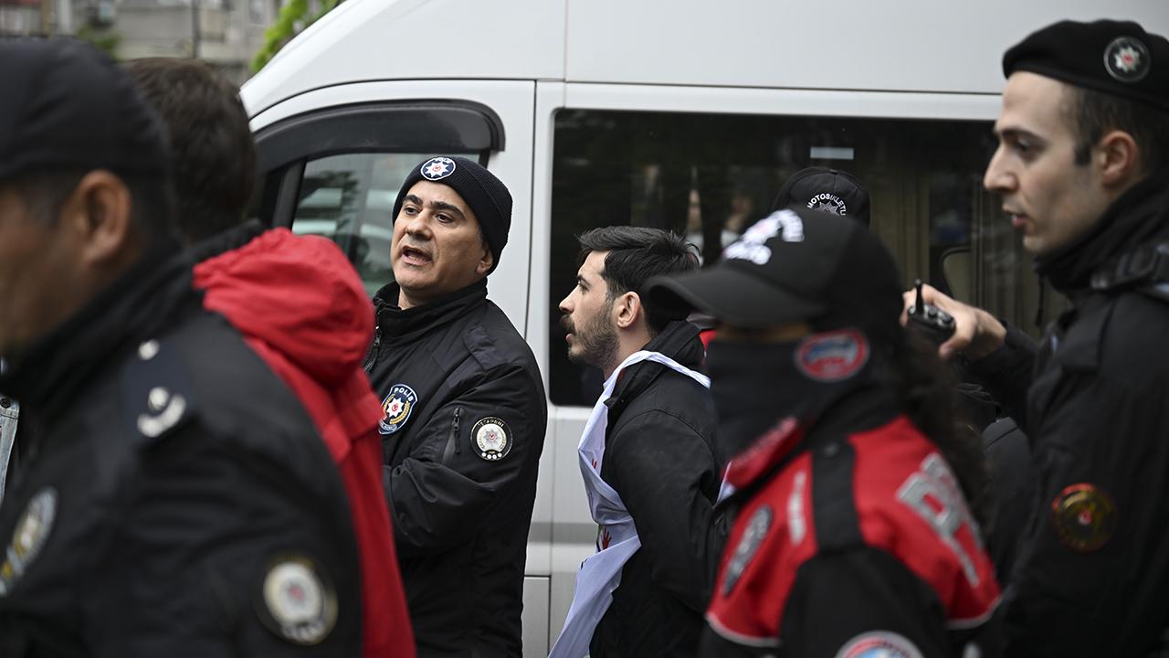 Taksim'e çıkmak isteyen gruplara müdahale