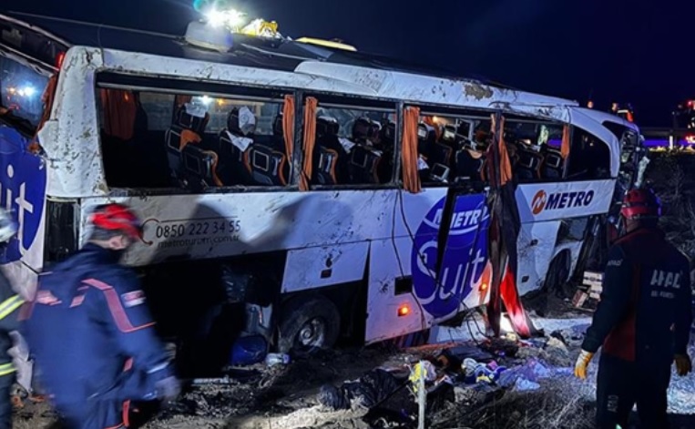 Aksaray'da yolcu otobüsünün devrilmesi sonucu 2 kişi öldü, 34 kişi yaralandı