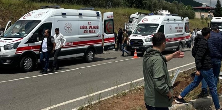 Gaziantep'te minibüsle beton mikseri çarpıştı: 8 ölü, 11 yaralı