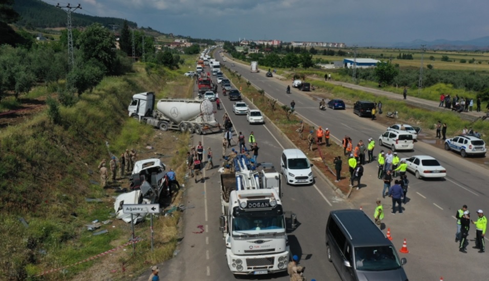 Gaziantep'te minibüsle beton mikseri çarpıştı: 8 ölü, 11 yaralı