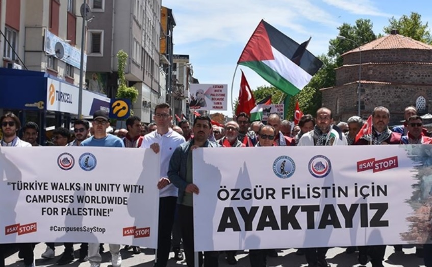 Üniversiteliler İsrail'in Gazze'ye yönelik saldırılarını protesto etti