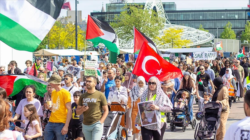 Hollanda'da Anneler Günü'nde Filistinli anneler için destek yürüyüşü