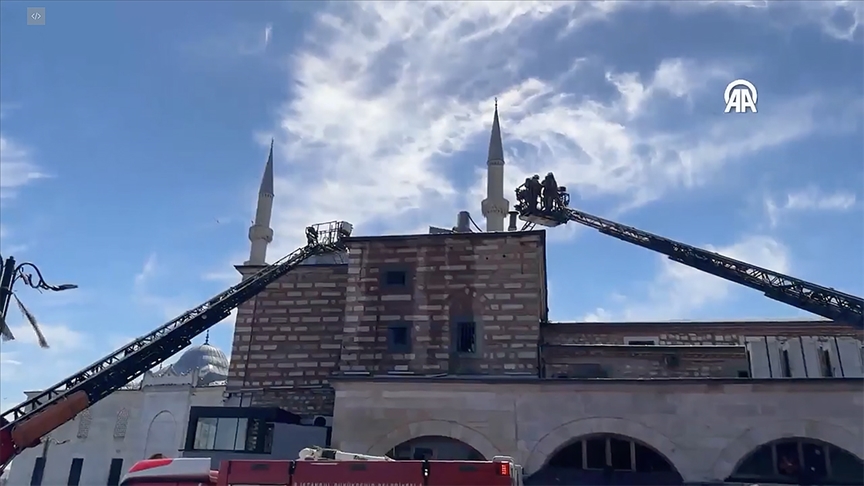 Tarihi Mısır Çarşısı'ndaki restoranın bacasında çıkan yangın söndürüldü