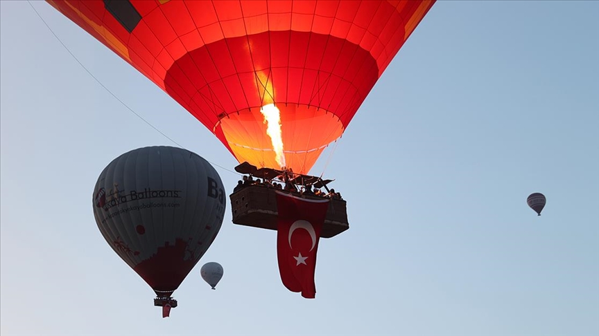 Kapadokya'da balonlar Türk bayraklarıyla uçtu