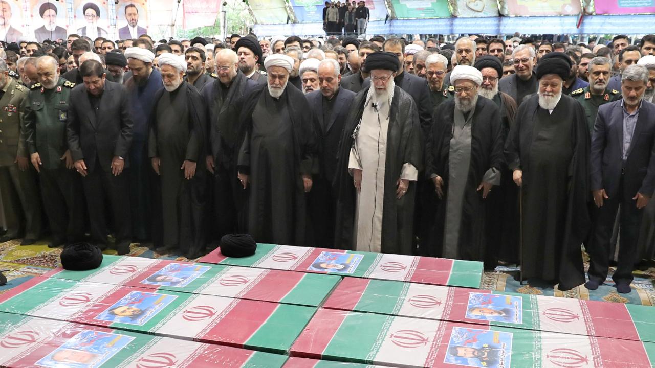 İran Cumhurbaşkanı Reisi'nin cenaze namazını ülke lideri Hamaney kıldırdı