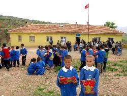 Üniversiteliler, Minik Öğrencilere Kitap Ve Kırtasiye Yardımında Bulundu