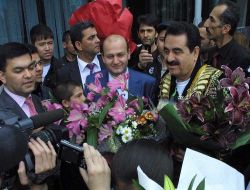 İbrahim Tatlıses, Özbekistanda Güllerle Karşılandı!