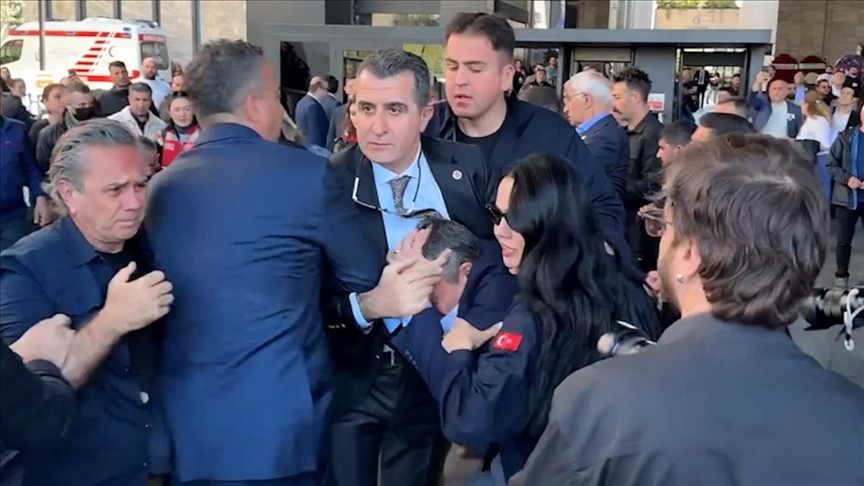 Özgür Özel'e Önder'i anma töreninin ardından yumruklu saldırı