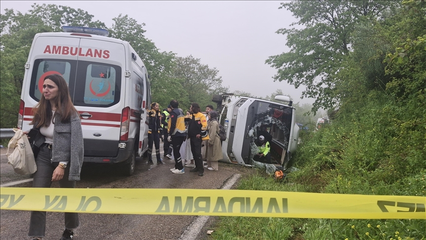 Sinop'ta öğrencileri taşıyan otobüs ile otomobil çarpıştı / 18 Yaralı